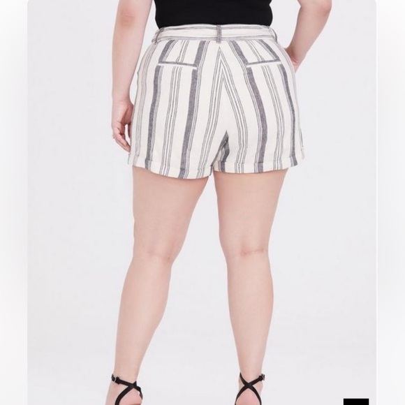 Torrid Off White & Black Striped Hi-Rise Linen Short, NWT - Picture 2 of 13
